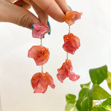 Load image into Gallery viewer, Trinitarias Triple en Arete - Coral