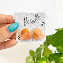 Load image into Gallery viewer, Trinitarias Mini en Studs - Peach