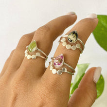Load image into Gallery viewer, Sortija Plateada con Flores Ajustable