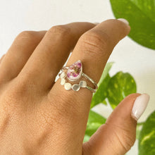 Load image into Gallery viewer, Sortija Plateada con Flores Ajustable