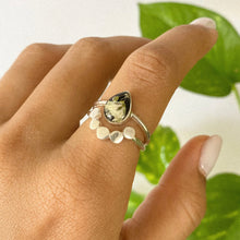 Load image into Gallery viewer, Sortija Plateada con Flores Ajustable