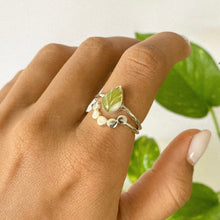 Load image into Gallery viewer, Sortija Plateada con Flores Ajustable
