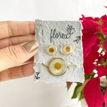 Load image into Gallery viewer, Bundle Studs + Brazalete Ajustable - Flores Blancas (Cajita de Regalo GRATIS)
