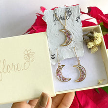 Load image into Gallery viewer, Bundle Aretes + Collar - Lunas (Cajita de Regalo GRATIS)