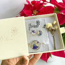 Load image into Gallery viewer, Bundle Studs + Brazalete Ajustable- Pétalos (Cajita de Regalo GRATIS)