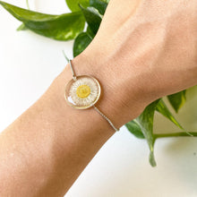 Load image into Gallery viewer, White Flowers Bracelet
