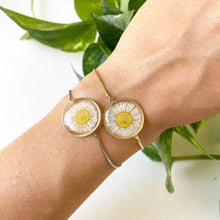 Load image into Gallery viewer, White Flowers Bracelet
