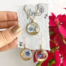 Load image into Gallery viewer, Bundle Aretes + Collar - Forget-Me-Not + Baby Breaths (Cajita de Regalo GRATIS)
