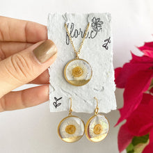 Load image into Gallery viewer, Bundle Aretes + Collar - Flores Blancas (Cajita de Regalo GRATIS)
