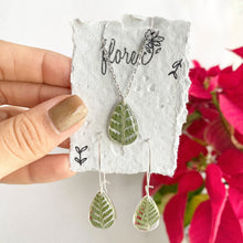 Load image into Gallery viewer, Bundle Aretes + Collar - Helechos (Cajita de Regalo GRATIS)
