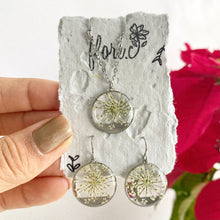 Load image into Gallery viewer, Bundle Aretes + Collar - Queen Anne&#39;s Lace (Cajita de Regalo GRATIS)
