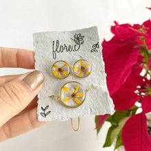 Load image into Gallery viewer, Bundle Studs + Brazalete Ajustable - Flores Amarillas (Cajita de Regalo GRATIS)

