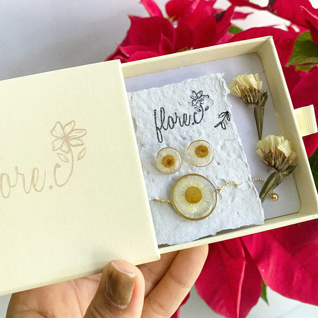 Bundle Studs + Brazalete Ajustable - Flores Blancas (Cajita de Regalo GRATIS)