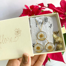 Load image into Gallery viewer, Bundle Aretes + Collar - Flores Blancas (Cajita de Regalo GRATIS)
