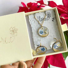 Load image into Gallery viewer, Bundle Aretes + Collar - Forget-Me-Not + Baby Breaths (Cajita de Regalo GRATIS)
