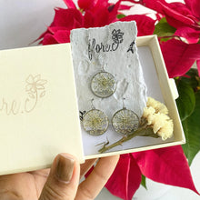 Load image into Gallery viewer, Bundle Aretes + Collar - Queen Anne&#39;s Lace (Cajita de Regalo GRATIS)
