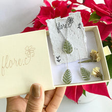 Load image into Gallery viewer, Bundle Aretes + Collar - Helechos (Cajita de Regalo GRATIS)
