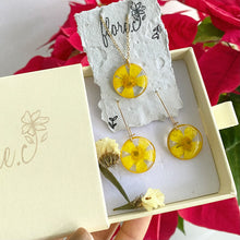 Load image into Gallery viewer, Bundle Aretes + Collar - Buttercups (Cajita de Regalo GRATIS)
