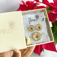 Load image into Gallery viewer, Bundle Studs + Brazalete Ajustable - Flores Amarillas (Cajita de Regalo GRATIS)
