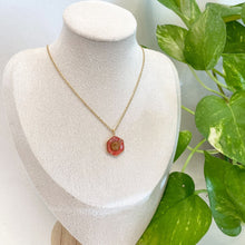 Load image into Gallery viewer, Collar Dorado - Margarita Roja - Hexágono
