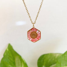 Load image into Gallery viewer, Collar Dorado - Margarita Roja - Hexágono

