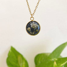 Load image into Gallery viewer, Collar Dorado Blanco o Negro - Baby Breaths
