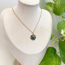 Load image into Gallery viewer, Collar Dorado Blanco o Negro - Baby Breaths
