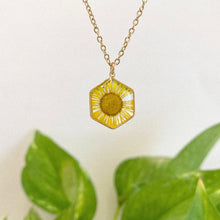 Load image into Gallery viewer, Collar Dorado - Margarita Amarilla - Hexágono
