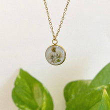 Load image into Gallery viewer, Collar Dorado Blanco o Negro - Baby Breaths
