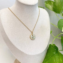 Load image into Gallery viewer, Collar Dorado Blanco o Negro - Baby Breaths
