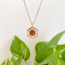 Load image into Gallery viewer, Collar Dorado - Margarita Rosa - Hexágono
