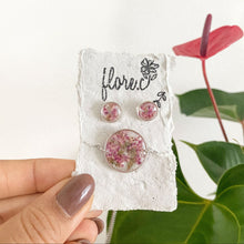 Load image into Gallery viewer, Set de Studs + Brazalete Ajustable - Heart Petals Flower
